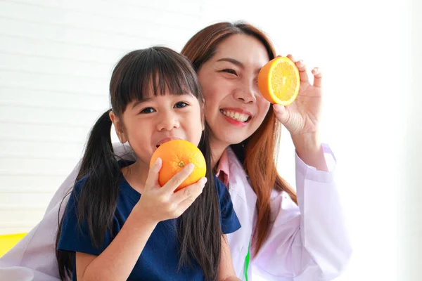 Nutrizione Bambini Età Scolare Una Bella Nutrizionista Medico Con Una — Foto Stock