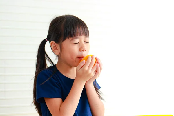 Nutrizione Bambini Età Scolare Carino Bambina Asiatica Gode Mangiare Arance — Foto Stock