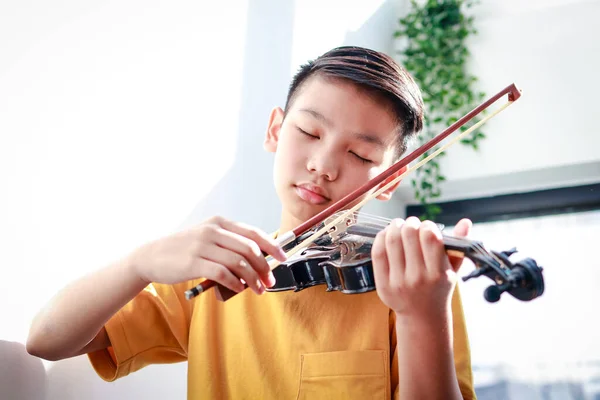 Asyalı Bir Çocuk Sabahleyin Evde Oturup Müzik Çalar Klasik Bir — Stok fotoğraf