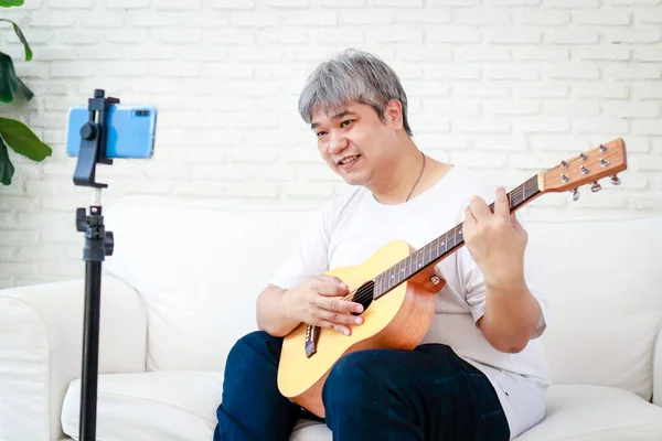 Asiatisk Vit Hårig Man Spelar Musik Hemma Njuter Musiken Lär — Stockfoto