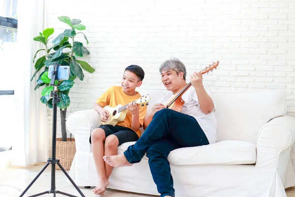 Asian Father Son Playing Music Together Home Happy Music Learn — Stockfoto