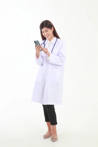 아시아 의사가 온라인상에서 스마트폰을 환자에게 증상을 확인하기 대화를 나눈다 코로나 — 스톡 사진