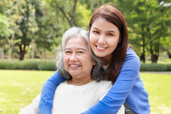 Elderly Mother Daughter Smiling Happily Park Morning Family Concept Health — Stock Photo, Image