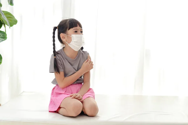 Söt Liten Asiatisk Flicka Bär Vit Mask För Att Förhindra — Stockfoto