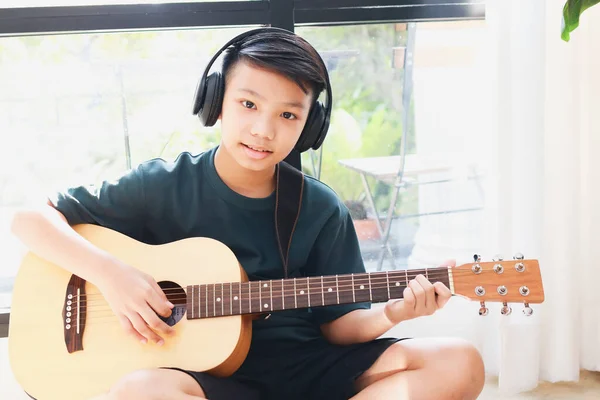 Asiatisk Pojke Bär Hörlurar Med Svart Musik Sitt Och Spela — Stockfoto