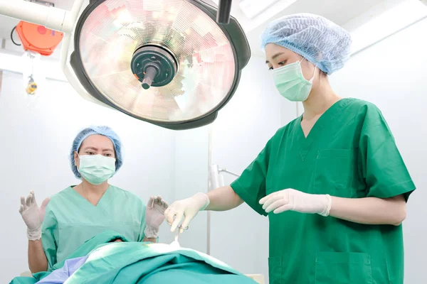 Equipo Profesional Cirujanos Asiáticos Realiza Una Cirugía Paciente Acostado Una — Foto de Stock