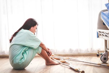 Hastanede tedavi gören kadın hasta yerde yatıyordu. Hastalıklı bir hastalıktan dolayı stresliydi. Hastanelerde tıbbi hizmet kavramı. sağlık sigortası.