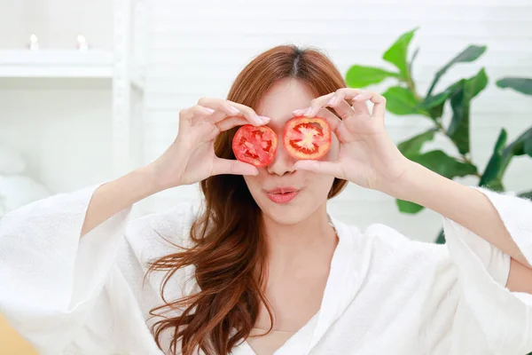 Mooie Aziatische Vrouw Doet Spa Thuis Gebruik Tomaten Gezicht Hydrateren — Stockfoto
