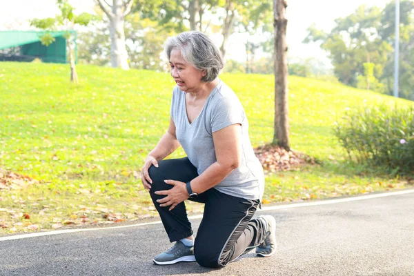 Asiatica Anziana Donna Che Jogging Nel Parco Mattino Avuto Infortunio — Foto Stock