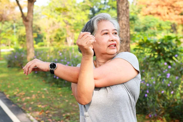 Asijské Starší Žena Cvičení Parku Dopoledních Hodinách Usmívá Šťastný Zdravé — Stock fotografie