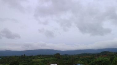 Zaman aşımı videosu. Güneydoğu Asya 'nın yağışlı sabahında gökyüzü ve dağların güzel manzarası. Tayland 'ın güzel doğası