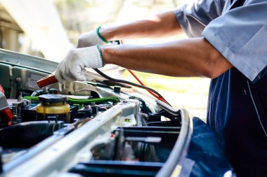 Asyalı oto tamircisi motoru ve arabanın çeşitli sistemlerini kontrol et. Bu hizmeti kullanmaya gelen müşterilere. Araba bakımı denetimi ve sigortası kavramı. araba garajı