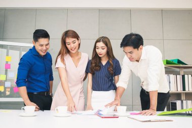 Bir grup Asyalı iş arkadaşı başarılı iş ve kurumsal kalkınma projeleri planlamak için toplanıyor. Küçük girişimciler işte. İş kurma konsepti, yeni dönem girişimcileri