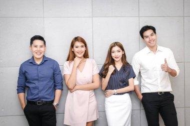 Asya 'nın genç iş adamları ve kadınları birlikte başarılı olmak için iş ve organizasyon geliştirdiler. Küçük girişimciler işte. İş kurma konsepti, yeni dönem girişimcileri