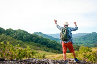Yaşlı Asyalılar seyahat etmekten mutlu olurlar. Dağda durmuş, güzel doğal manzarayı seyrediyorum. Yürüyüş konsepti. Sağlıklı. Emeklilikte mutlu yaşamak. Boşluğu kopyala