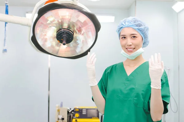 Uma Médica Asiática Vestindo Vestido Cirúrgico Verde Está Sala Cirurgia — Fotografia de Stock
