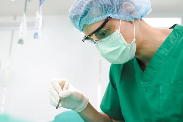 Cirujano Profesional Asiático Sosteniendo Bisturí Con Gafas Usar Guantes Una — Foto de Stock