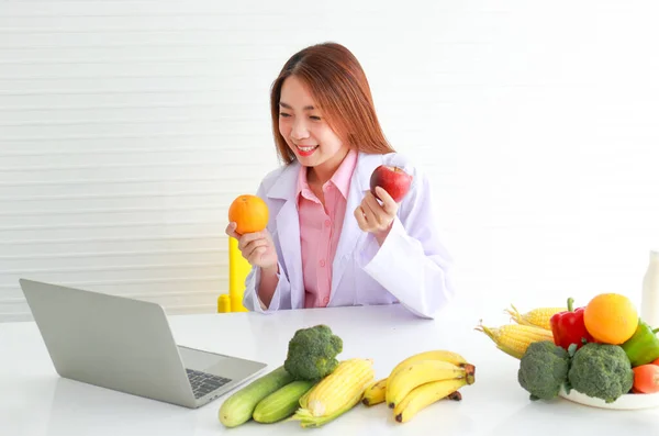 환자의 건강을 돌보는 아름다운 영양사가 컴퓨터를 환자들에게 조언을 건강에 선택의 — 스톡 사진