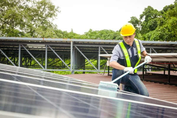 Instalatorzy Paneli Słonecznych Używają Szczotek Oczyszczania Pyłu Paneli Słonecznych Produkcji — Zdjęcie stockowe