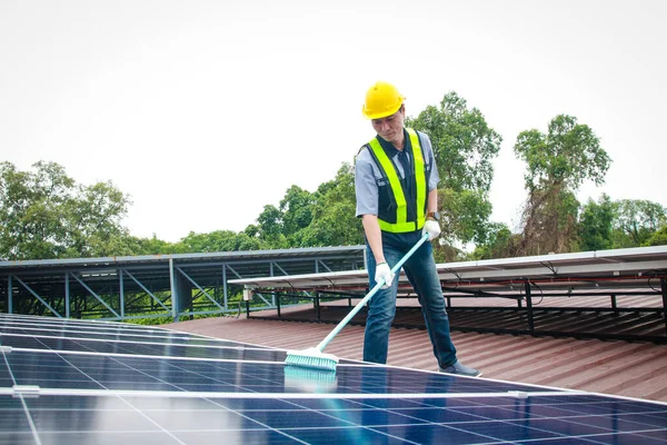 Instaladores Painéis Solares Usam Escovas Para Limpar Poeira Dos Painéis — Fotografia de Stock