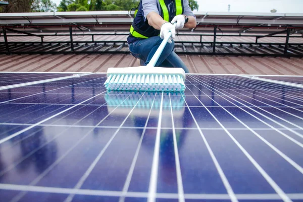 Instaladores Painéis Solares Usam Escovas Para Limpar Poeira Dos Painéis — Fotografia de Stock