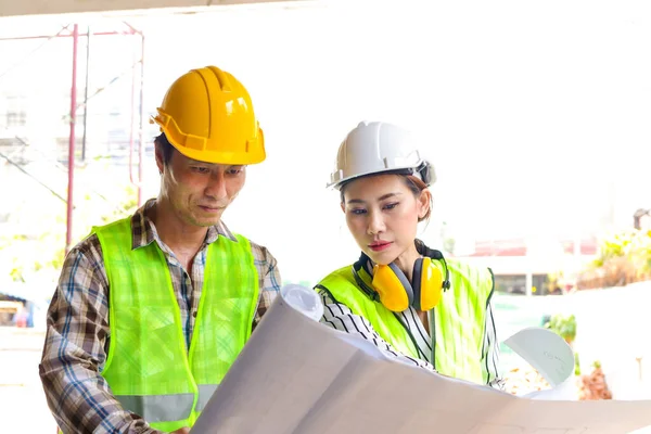 Engineers Construction Contractors Holding Blueprint Discussing Building Construction Plans Outdoor —  Fotos de Stock