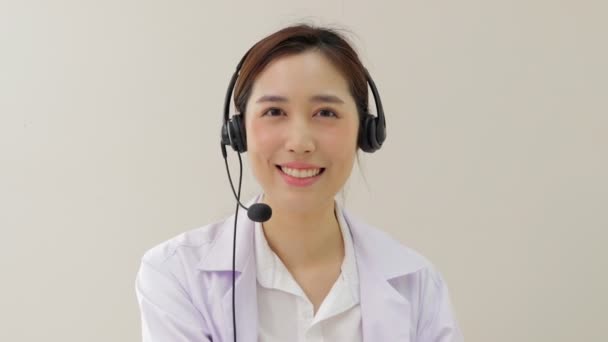 Asian Female Doctor Smiling Beautifully Providing Treatment Services Patients Online — Vídeo de stock