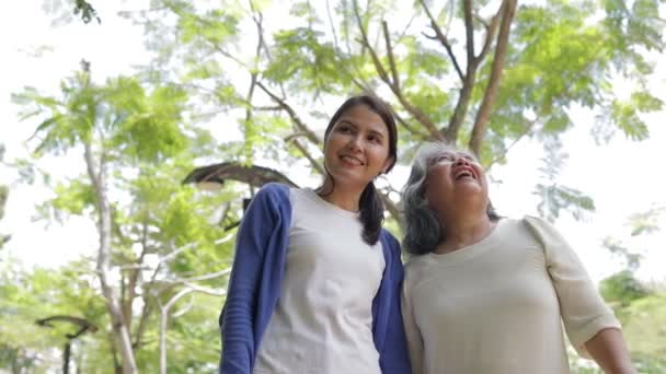 Elderly Mother Happy Asian Daughter Smiling Take Walk Exercise Park — ストック動画