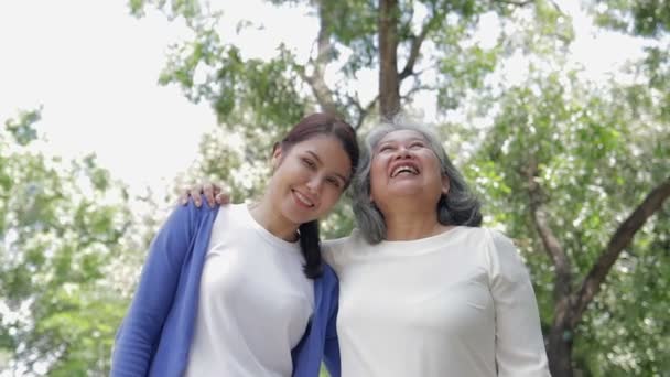 Mère Âgée Avec Une Fille Asiatique Heureuse Souriante Faites Une — Video