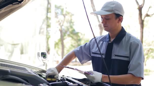 Auto Monteur Met Behulp Van Moersleutel Repareren Onderhouden Motor Aan — Stockvideo