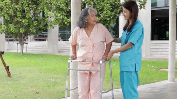 Egy Sebészeti Köpenyt Viselő Női Orvos Gondoskodik Egy Idős Betegről — Stock videók