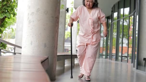 Aziatische Oudere Vrouwelijke Patiënt Met Een Stok Fysiotherapie Helpen Lopen — Stockvideo