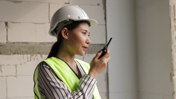 Engenheira Asiática Usando Capacete Branco Canteiro Obras Segurando Rádio Para — Vídeo de Stock