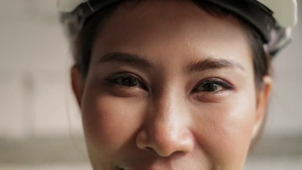 Porträtt Asiatisk Kvinnlig Ingenjör Med Vit Hjälm Byggarbetsplats Koncept För — Stockvideo