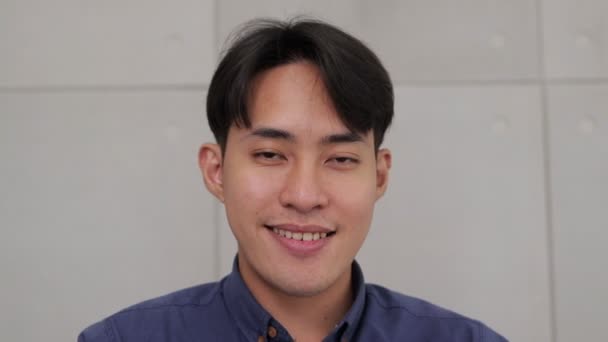 Посміхаючись Азіатський Бізнесмен Отримує Задоволення Від Своєї Роботи Працівник Підприємець — стокове відео