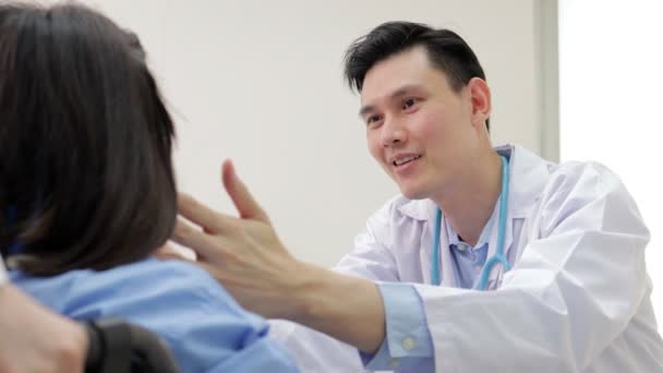 Azjatycki Lekarz Zbadaj Objawy Pacjenta Siedzącego Wózku Inwalidzkim Sali Badań — Wideo stockowe