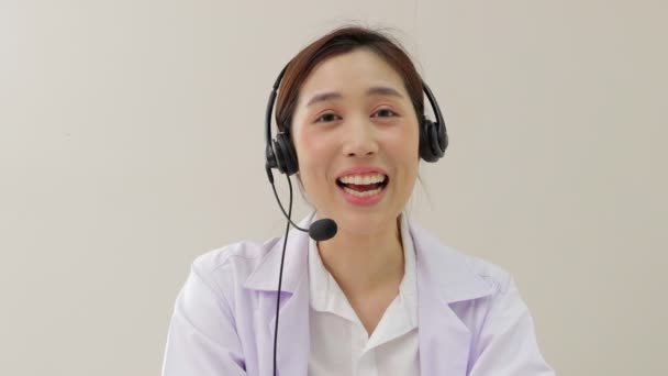 Médica Asiática Sorrindo Lindamente Prestando Serviços Tratamento Para Pacientes Com — Vídeo de Stock
