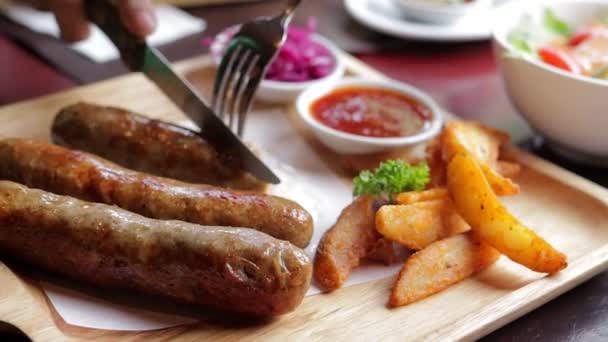 Grilled Beef Sausages Ketchup Fries Placed Wooden Table Knives Cutlery — Vídeos de Stock