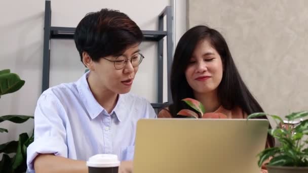 Asian Lgbt Couples Work Together Home Small Business Entrepreneurs Startups — Stockvideo