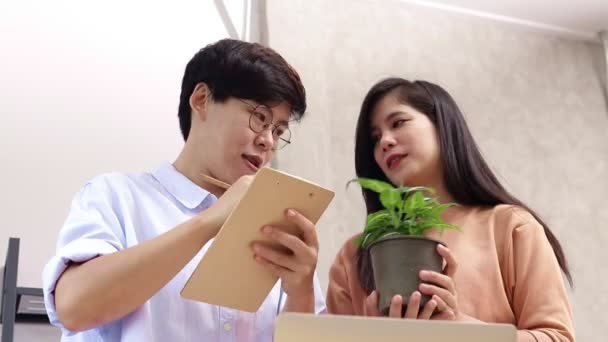 Ασιατικά Ζευγάρια Λοατ Δουλεύουν Μαζί Στο Σπίτι Μικροεπιχειρηματίες Εκκινήσεις Ελεύθερος — Αρχείο Βίντεο