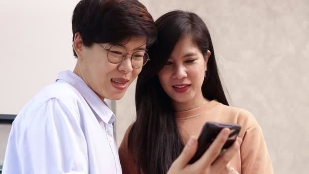 Asian Lgbt Couple Working Together Home Holding Smartphone Talk Work — Wideo stockowe