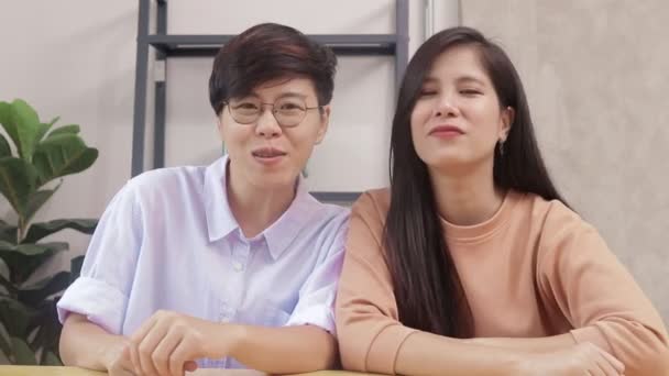 Asian Lgbt Couples Live Together Home Greet Your Friends Online — Wideo stockowe