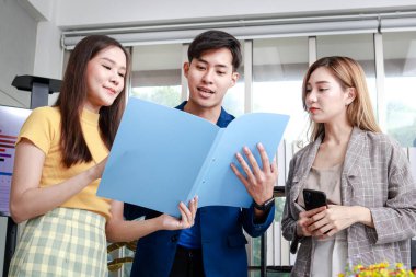 Bir grup genç Asyalı girişimci başarılı bir şirket kurmak için birlikte çalışıyorlar. Girişimci konsepti. Yeni bir iş başlat