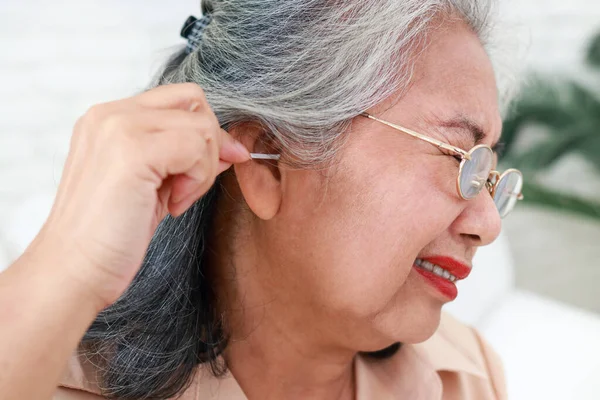 Elderly Women Use Cotton Buds Pick Earwax Causing Some Earwax — Foto Stock