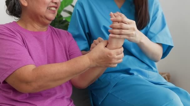 Female Doctor Doing Physical Therapy Elderly Female Patients Handshake Massage — Vídeo de stock