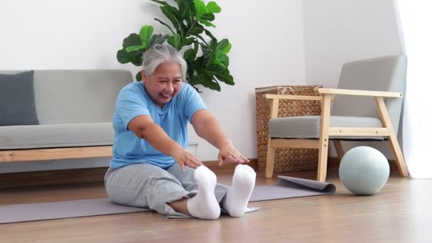 Asian Elderly Woman Exercising Home Extend Your Legs Forward Use — Stok video