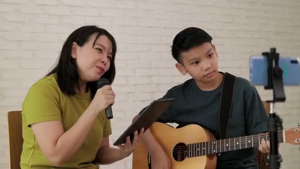 Μητέρα Και Γιος Τραγούδησαν Και Έπαιξαν Μουσική Μαζί Και Κατέγραψαν — Αρχείο Βίντεο