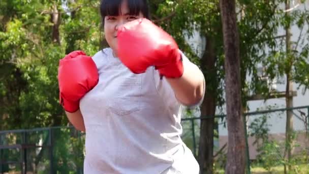 Fat Asian Woman Wearing Red Boxing Gloves Exercise Lose Weight — Stock Video