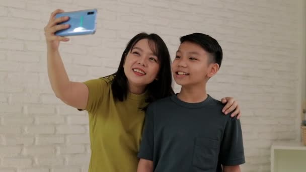Asian Mother Son Live Home Holding Smartphones Singing Online Together — 图库视频影像