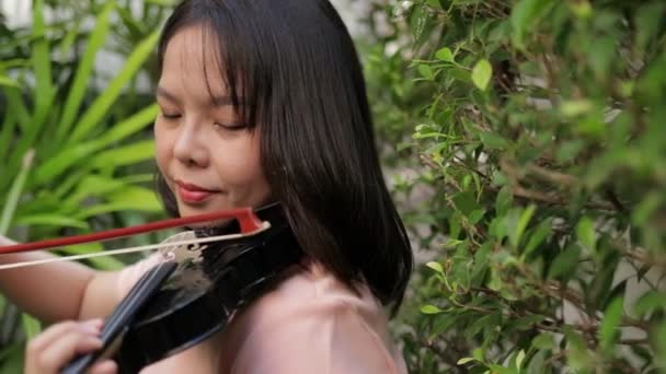 Asian Woman Playing Classical Instrument Violin Garden Home Having Fun — Stok video